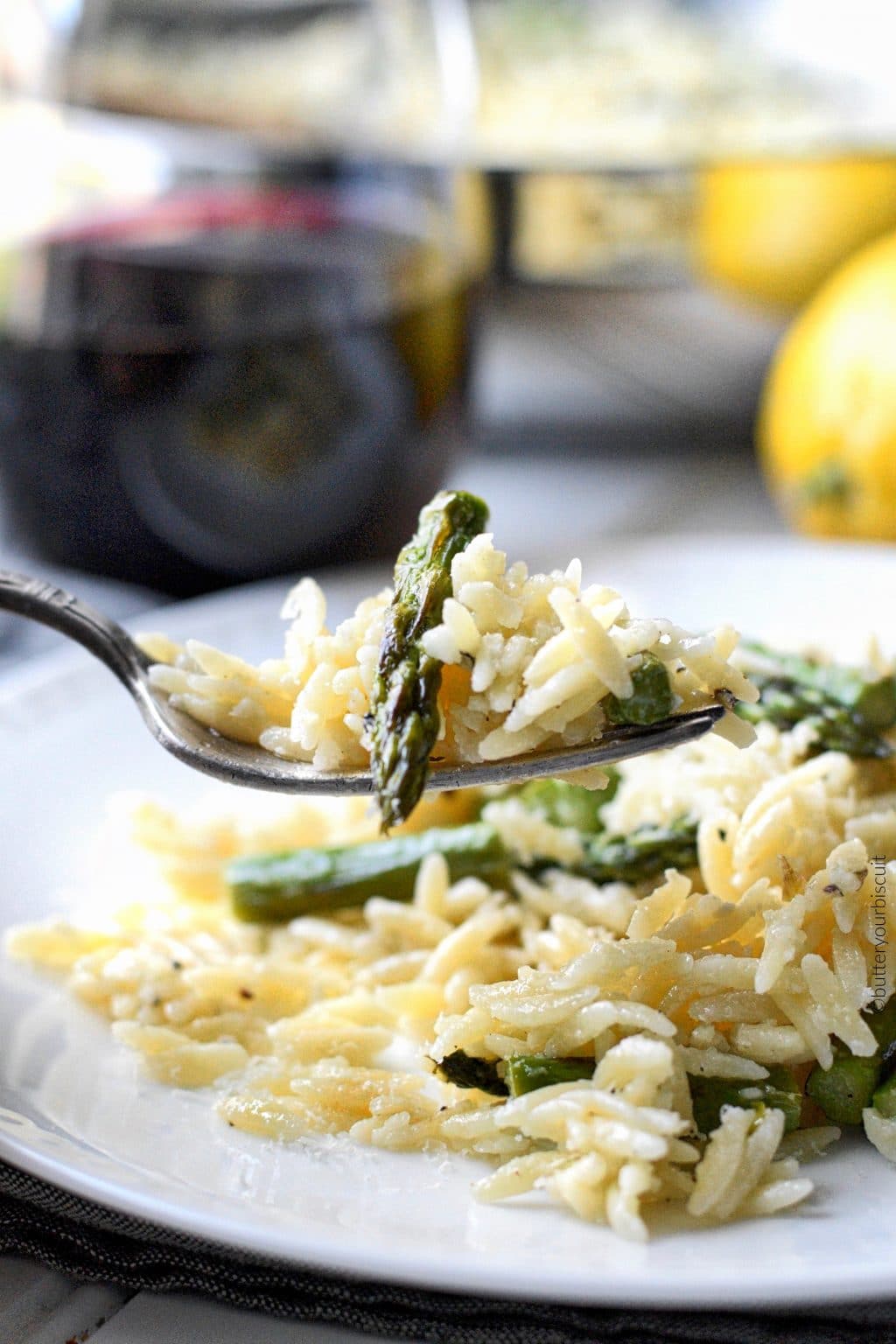 lemon garlic parmesan orzo with roasted asparagus with a bit on fork