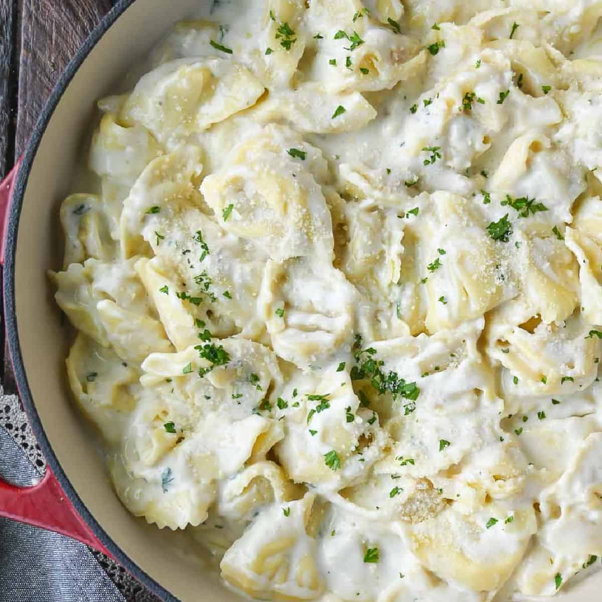 https://butteryourbiscuit.com/wp-content/uploads/2018/01/garlic-alfredo-cheese-tortellini-5-1.jpg