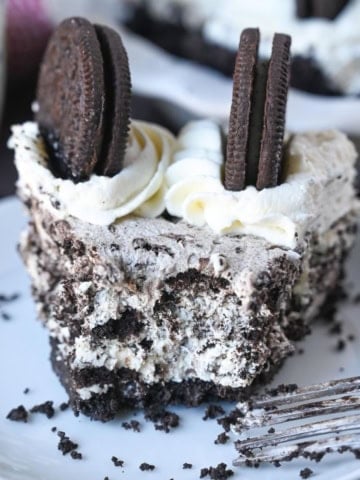 Oreo cheesecake slice on a plate.