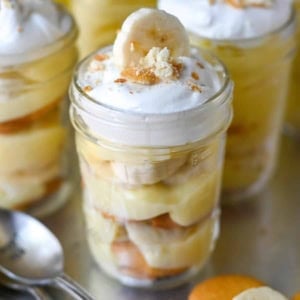 Pint size jar layered with banana pudding, cookies and bananas.