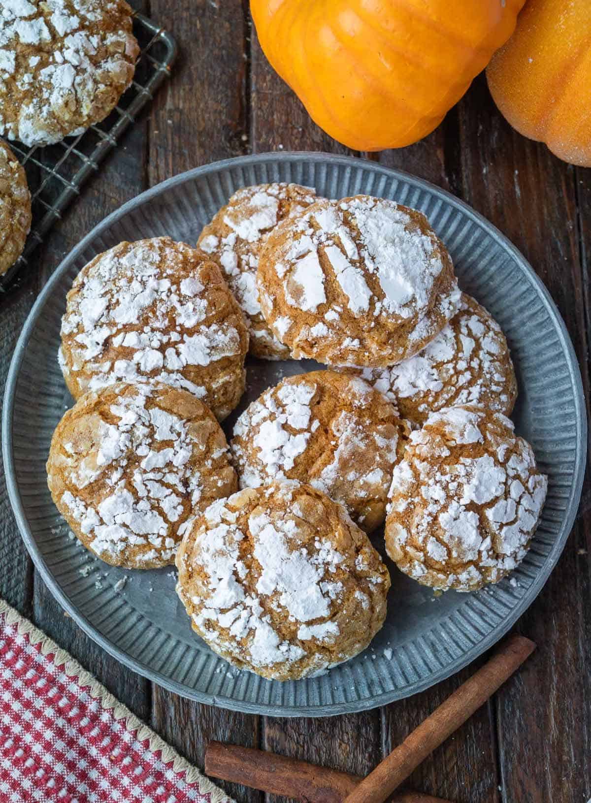A plate of pumpkin crinkle cookies.
