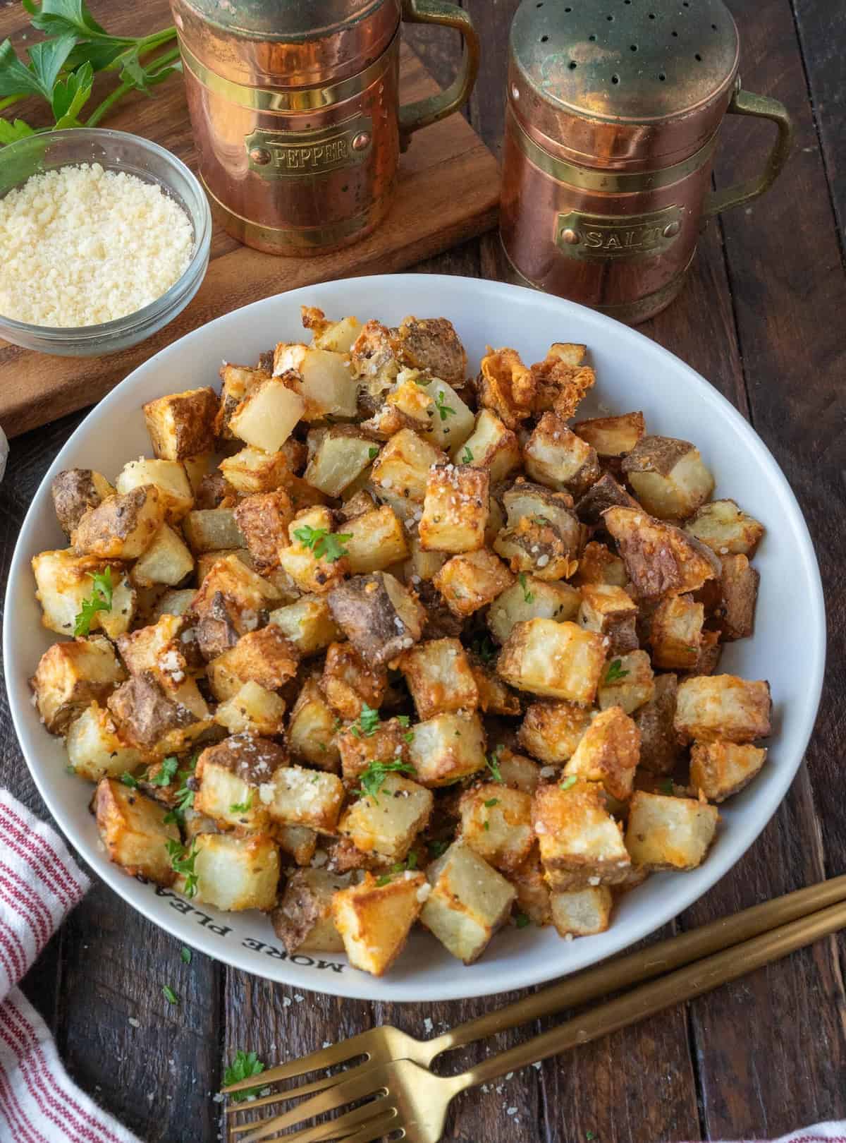 Air fryer garlic parmesan potatoes on a plate.