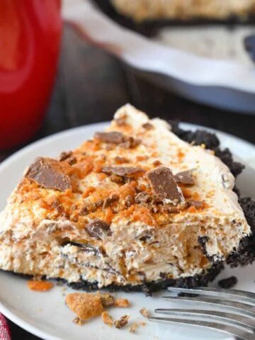 Slice of butterfinger pie on a plate.