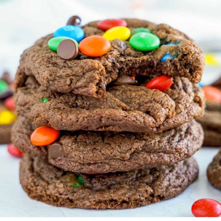 A chocolate cookie stack.