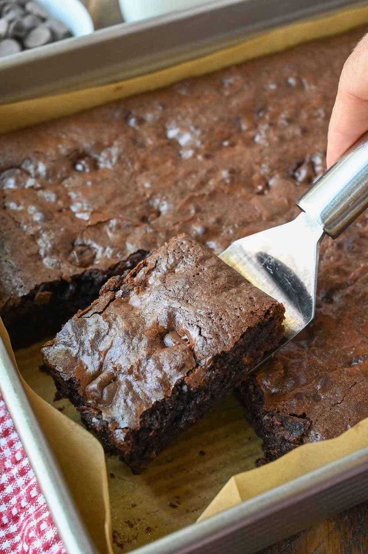 A spatula picking up a fudge brownie.