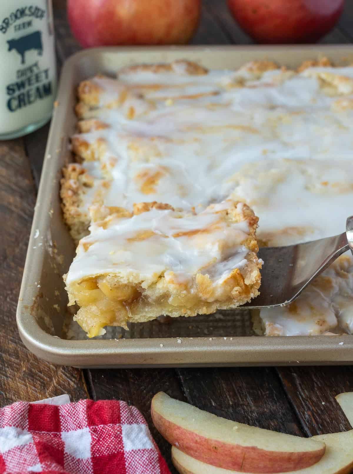 A spatula picking up an apple bar.