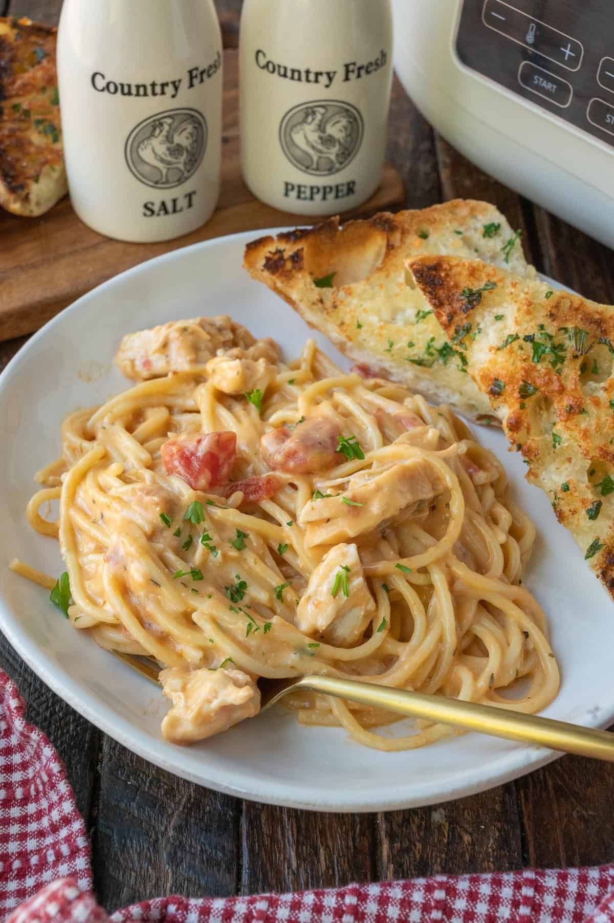 Chicken spaghetti on a plate.