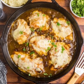 A large skillet full of french onion chicken bake.