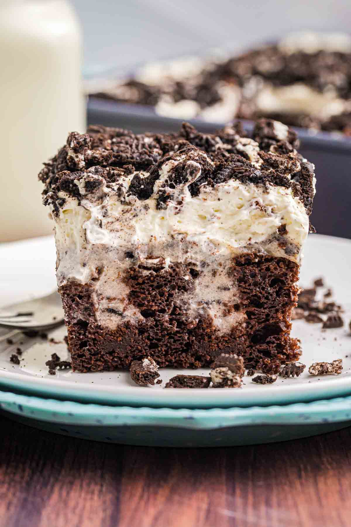 A piece of oreo cake on a plate.