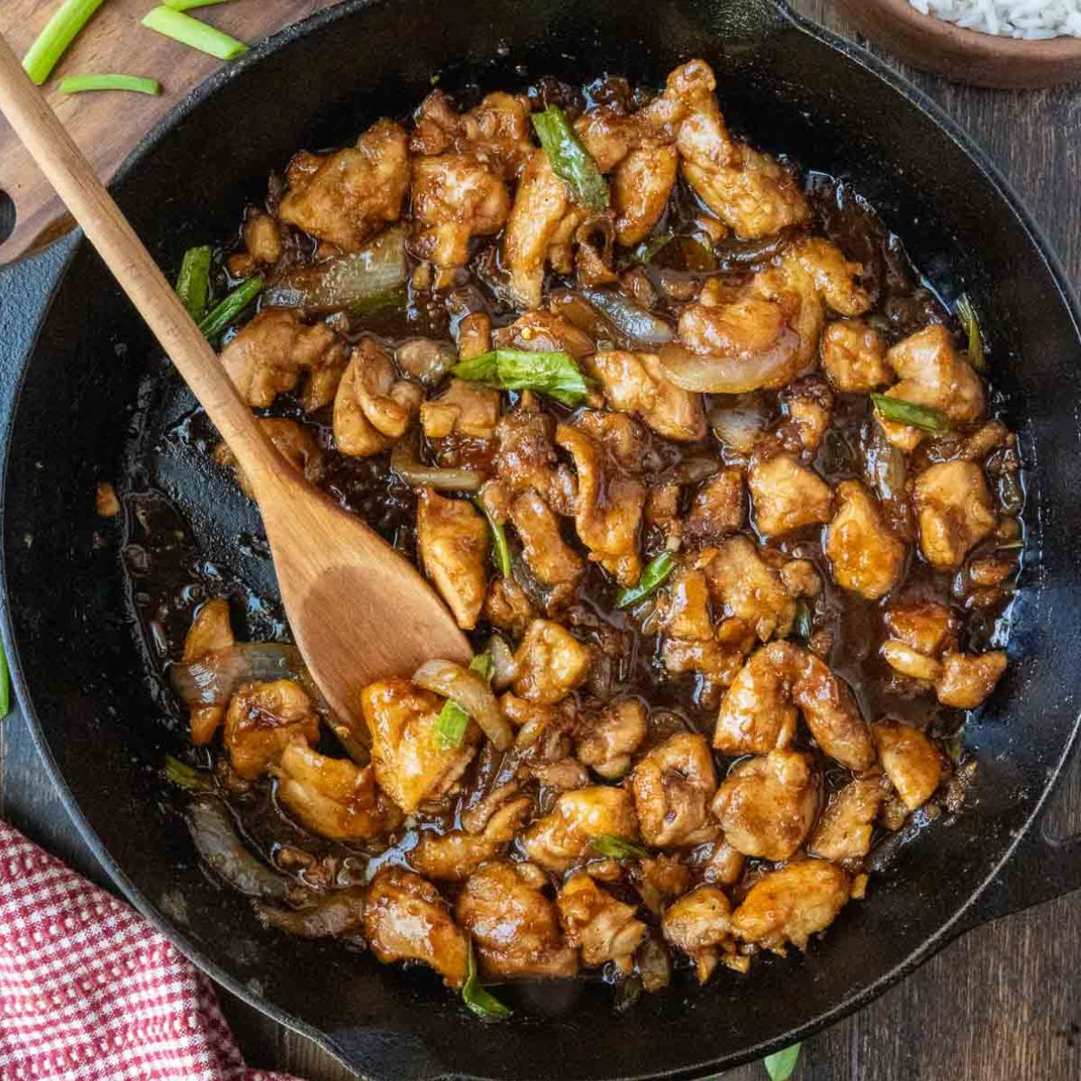 A skillet of mongolian chicken.
