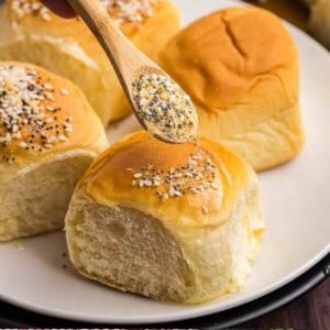 Everything bagel seasoning sprinkled on some buns.