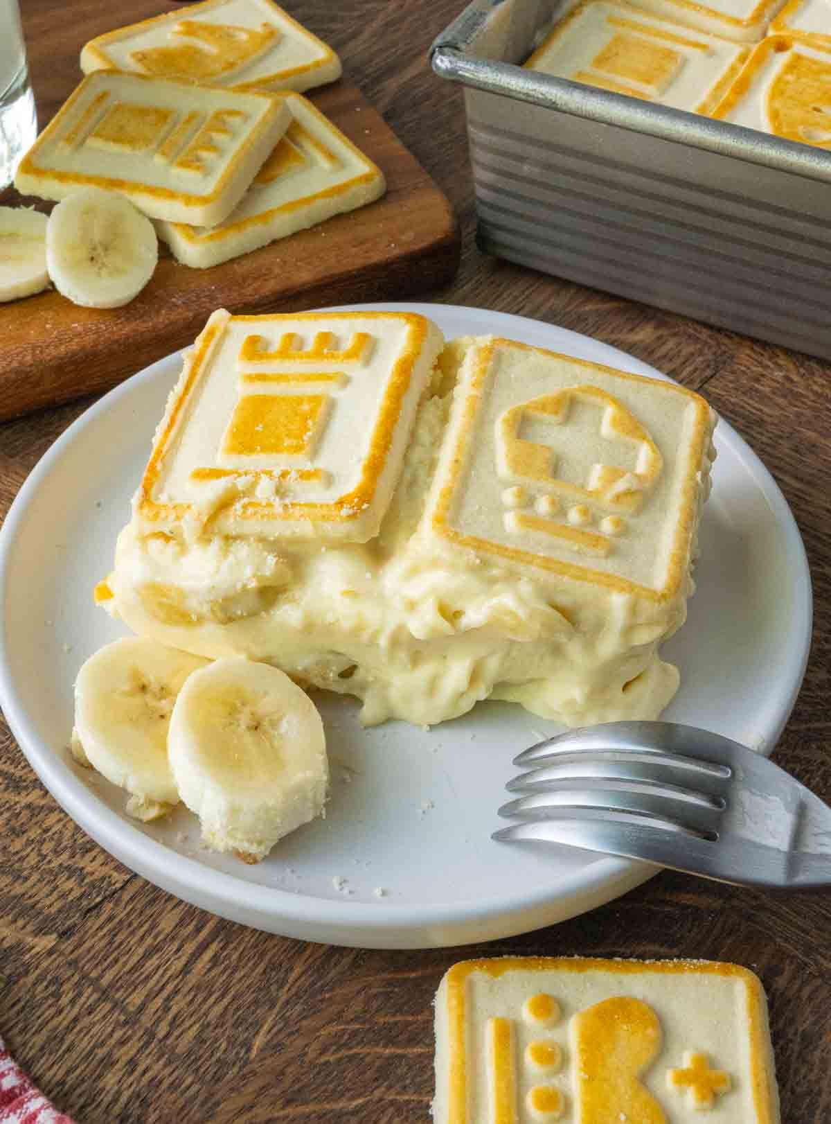 A plate of chessman cookie banana pudding.