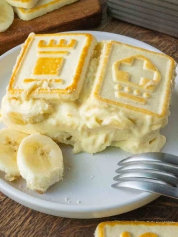 A plate of chessman cookie banana pudding.