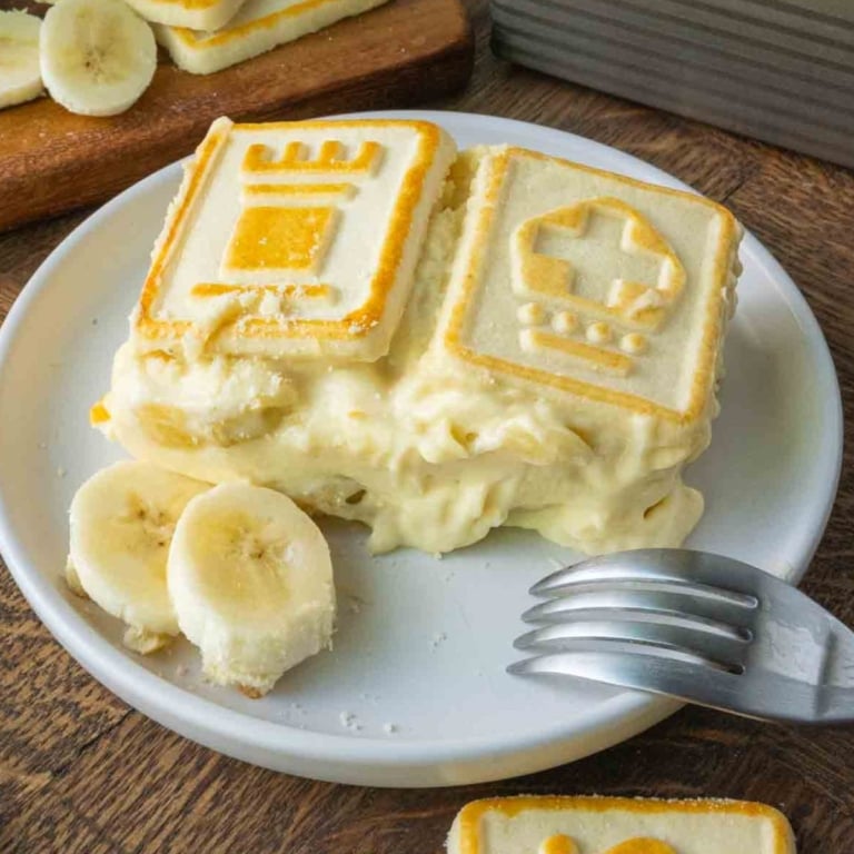 A plate of chessman cookie banana pudding.